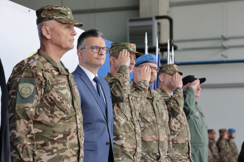 Načelnik Generalštaba Slovenske vojske generalpodpolkovnik Robert Glavaš in minister za obrambo Marjan Šarec v postroju