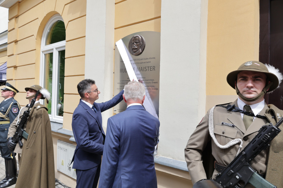 Minister in veleposlanik med odkritjem spominske plošče