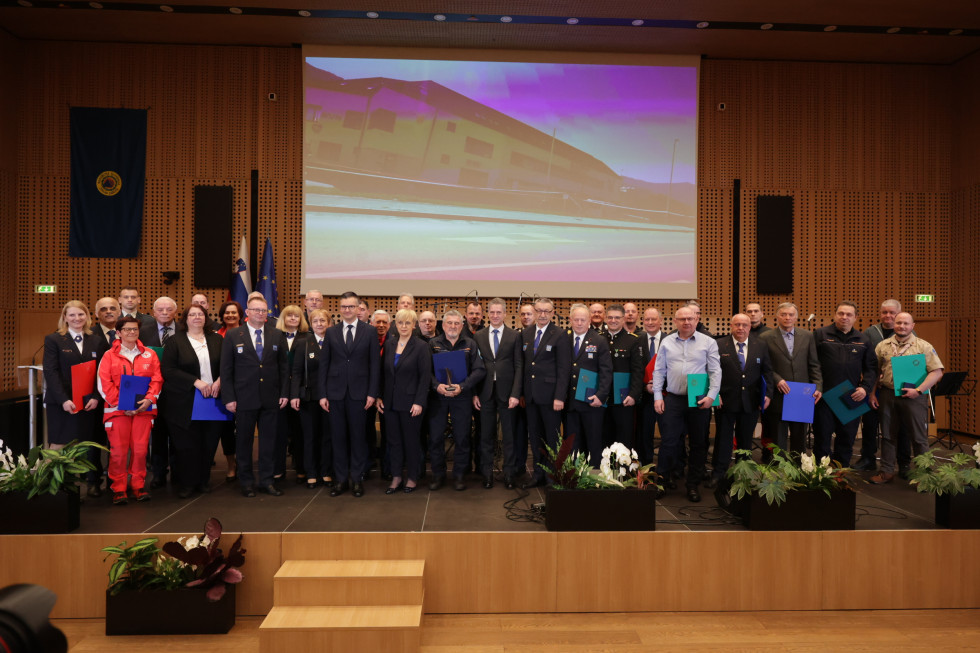 Skupinska fotografija udeležencev slovesnosti ob dnevu Civilne zaščite