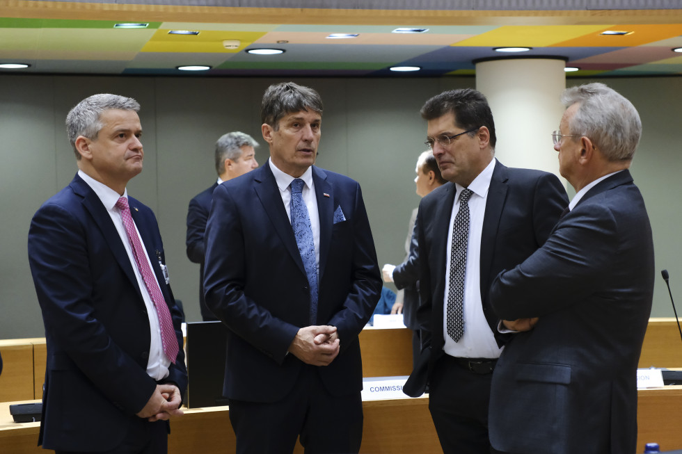 Minister, komisar in člana osebja na zasedanju