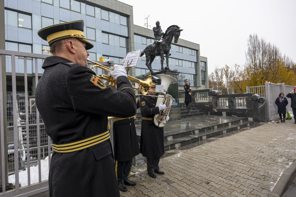 Orkester in gardisti pred spomenikom generalu Maistru