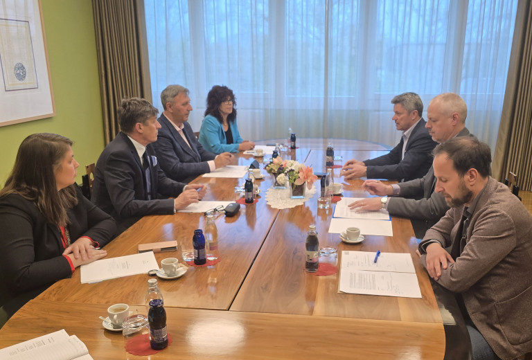 Minister Sajovic z župani Postojne, Pivke in Ilirske Bistrice o dosedanjem in prihodnjem sodelovanju