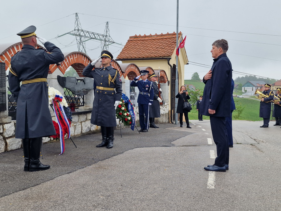 Minister med polaganjem venca k pomniku. Venec držita gardista Slovenske vojske