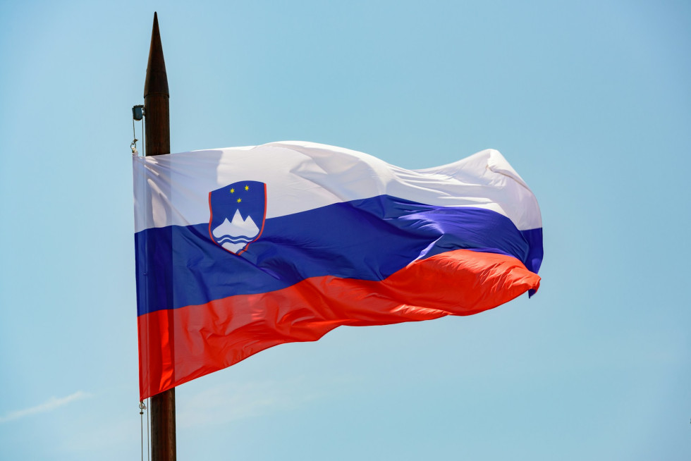 Slovenska zastava plapola na drogu