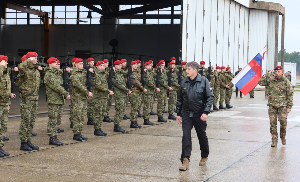 Minister in načelnik korakata ob postrojeni častni četi na letališki stezi