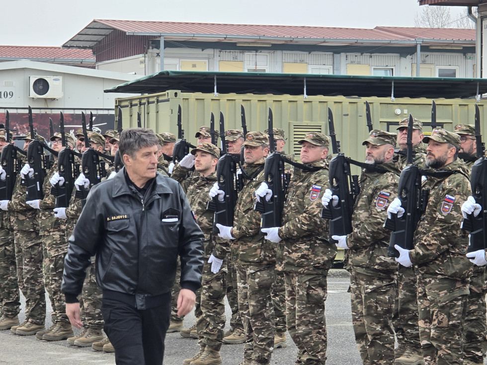 Mimohod ministra Sajovica pred postrojem pripadnikov slovenskega kontingenta na Kosovu