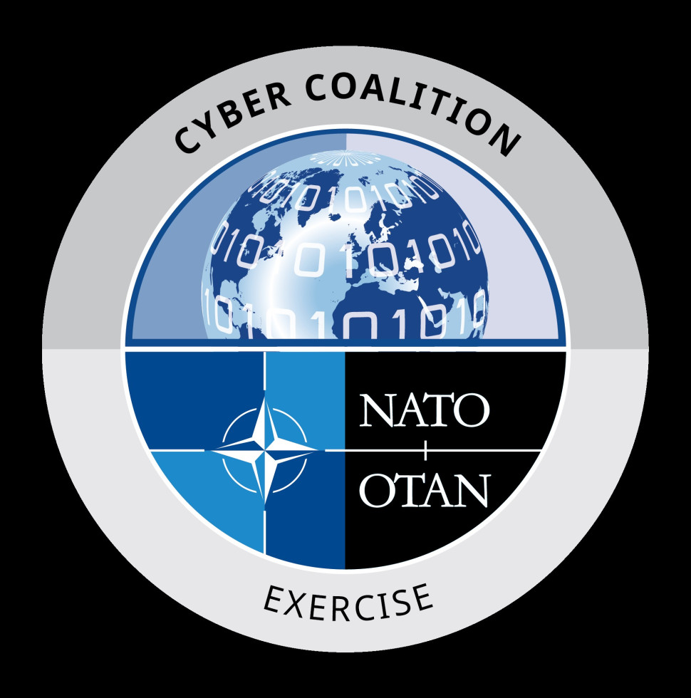 Logotip vaje. Nato znak v sivem krogu z nazivom vaje