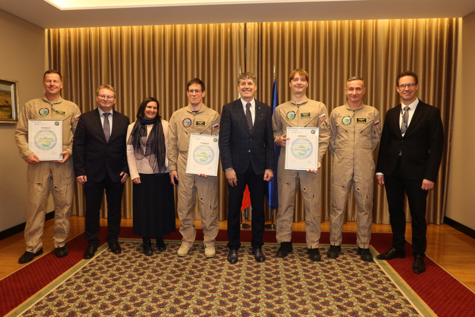 Skupinska fotografija ministra in pilotov