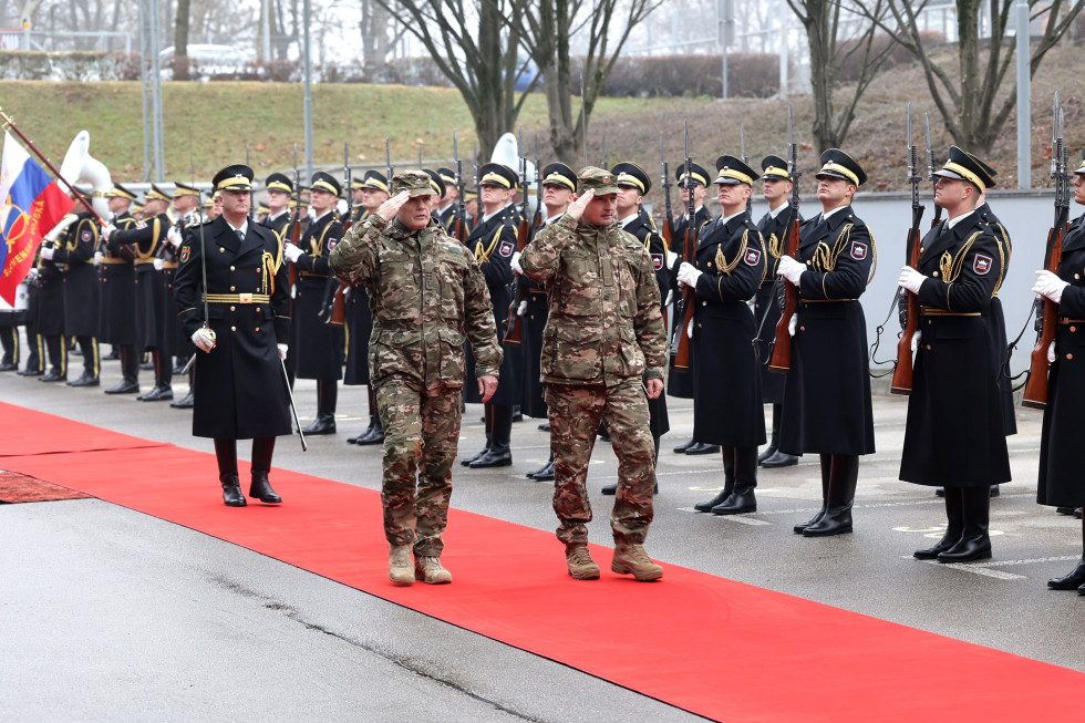 Načelnika hodita po rdeči preprogi ob postrojeni častni četi Slovenske vojske 