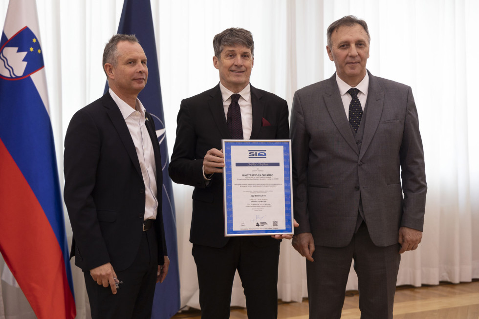 Skupinska fotografija direktorjev in ministra, ki v rokah drži listino certifikata