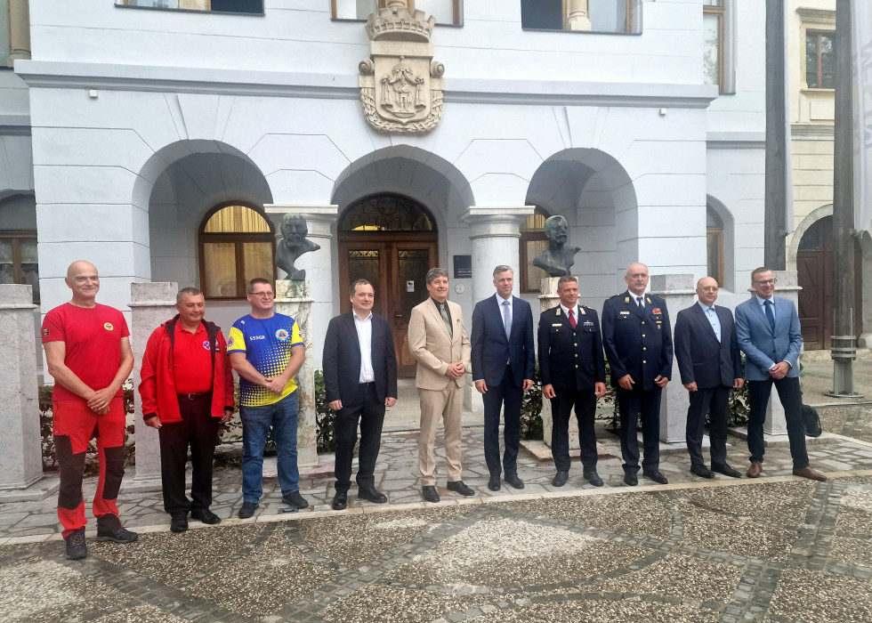 Skupinska fotografija udeležencev podpisa pred Rotovžem v Novem mestu