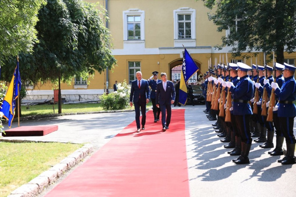 Ministra hodita po rdeči preprogi ob postrojeni častni četi