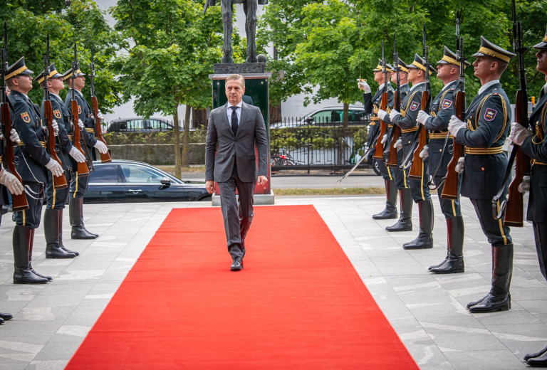 Pripadniki Slovenske vojske z mednarodnih operacij in misij poročali predsedniku vlade