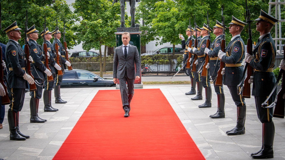 Predsednik vlade Golob v mimohodu po rdeči preprogi ob častnem postroju stoji na rdeči preprogi pred glavnim vhodom ministrstva.