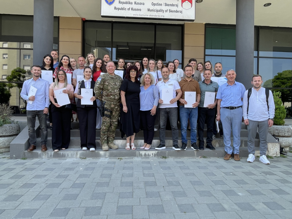 Skupinska fotografija dobitnikov certifikatov in vodstvenih udeležencev