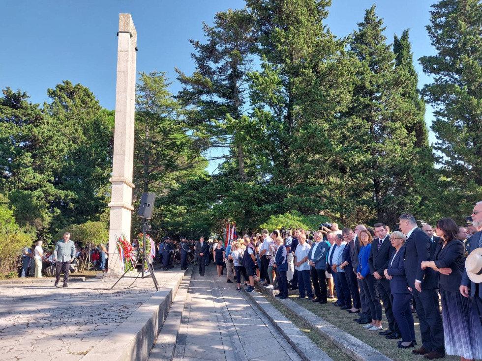 Udeleženci slovesnosti v Kamporju na Rabu stojijo pred pomnikom