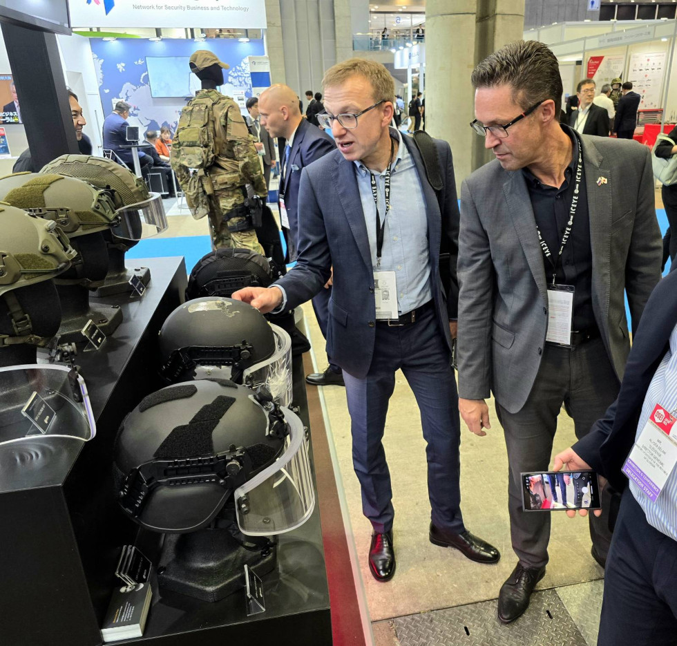 Sekretar si ogleduje razstavljeno vojaško opremo