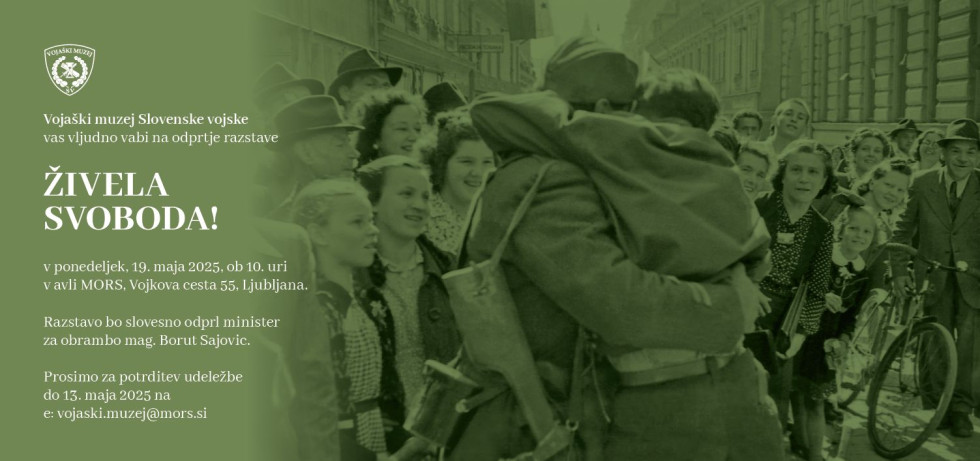Vabilo na razstavo v zelenih odtenkih prikazuje zgodovinsko fotografijo iz časa ob koncu druge svetovne vojne