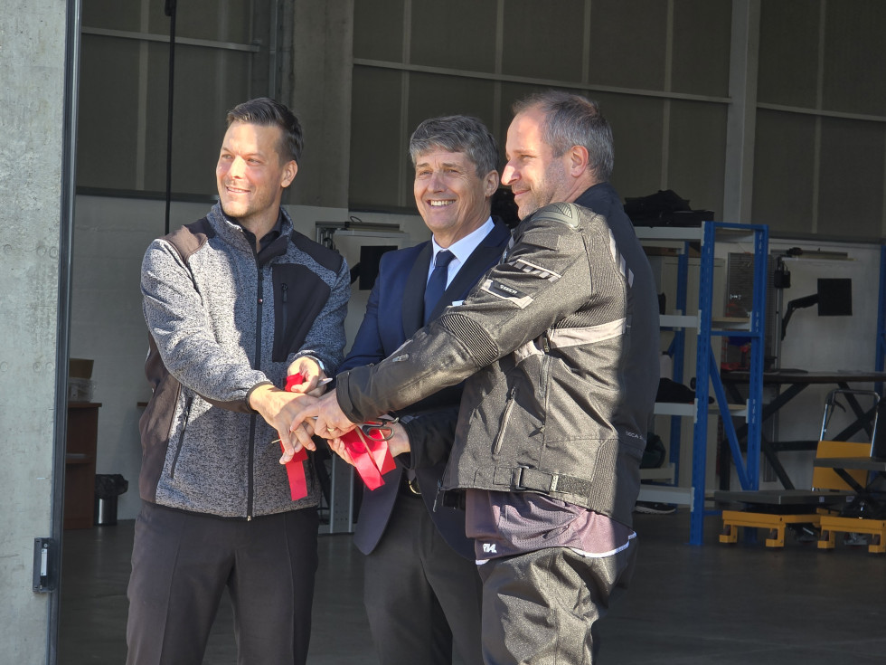 Minister, predstavnik podjetja in občine med otvoritvijo proizvodnih prostorov