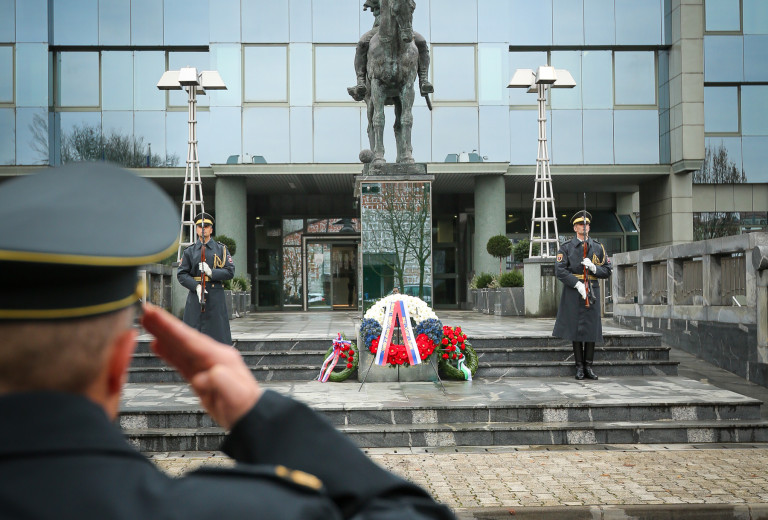 Pred ministrstvom za obrambo položili vence k spomeniku generala Rudolfa Maistra