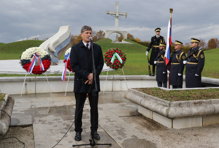 Minister Sajovic se je poklonil padlim v vojni za samostojno Slovenijo