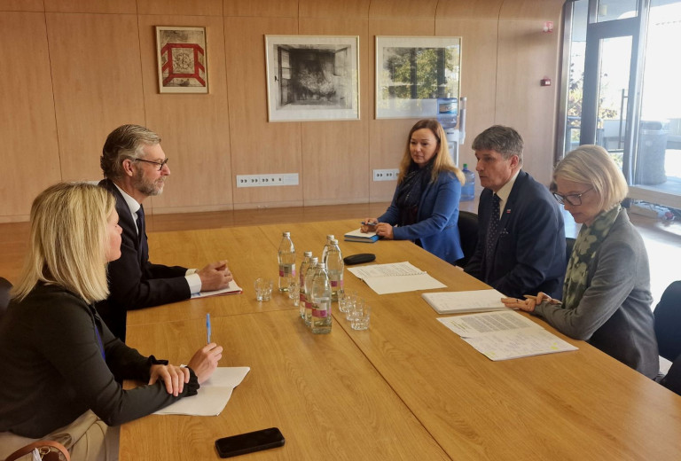 Minister Sajovic se je srečal s podpredsednikom Evropske investicijske banke Robertom de Grootom