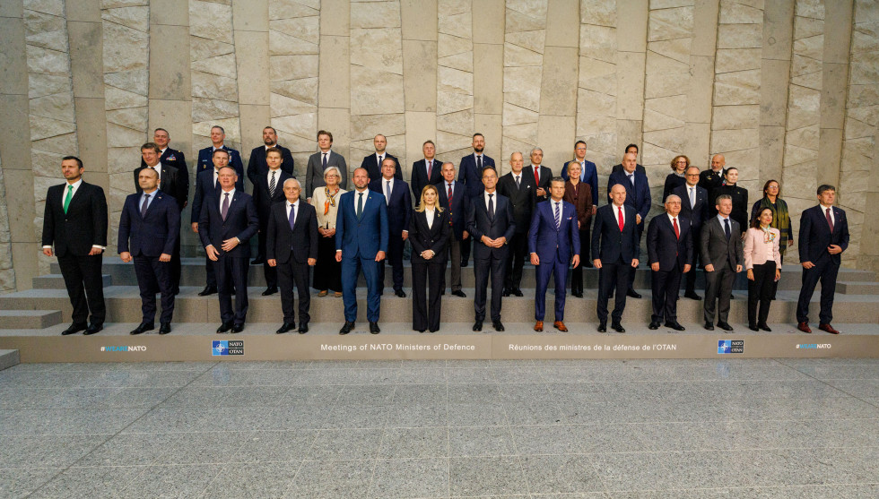 Skupinska fotografija ministrov za obrambo držav članic Nata