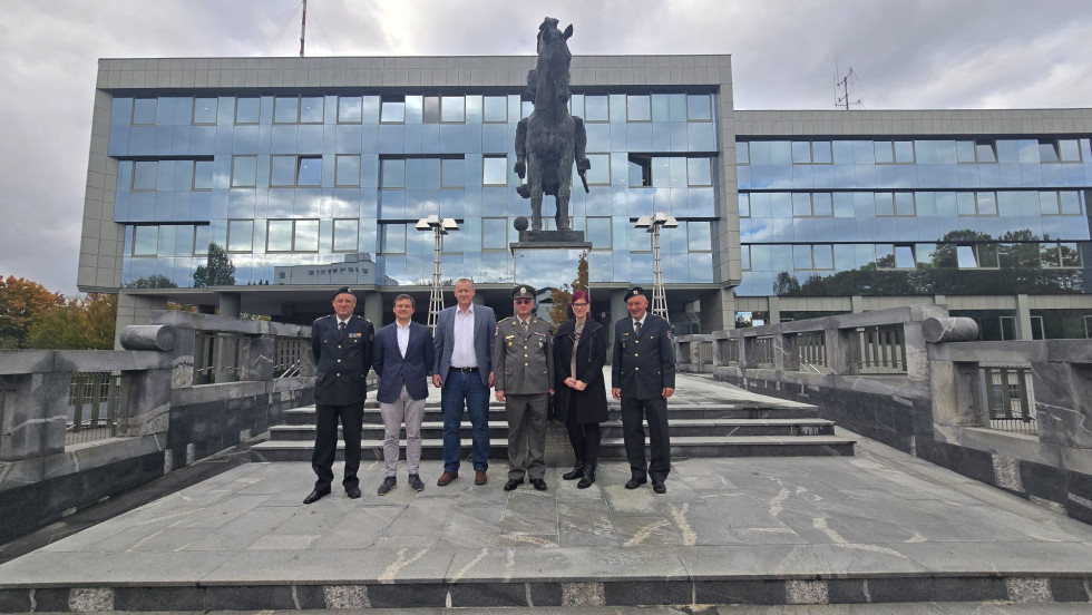 Skupinska fotografija udeležencev srečanja pred stavbo ministrstva za obrambo