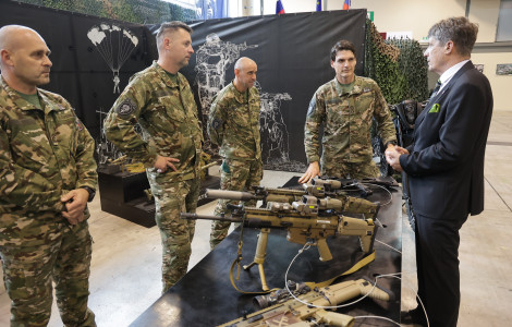 TOIC6728 (Soldiers of the Slovenian Armed Forces present their equipment to the minister in the exhibition hall.)