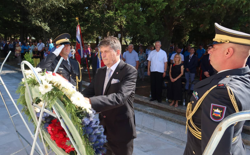 Minister polaga venec k spomeniku taborišča Kampor na Rabu