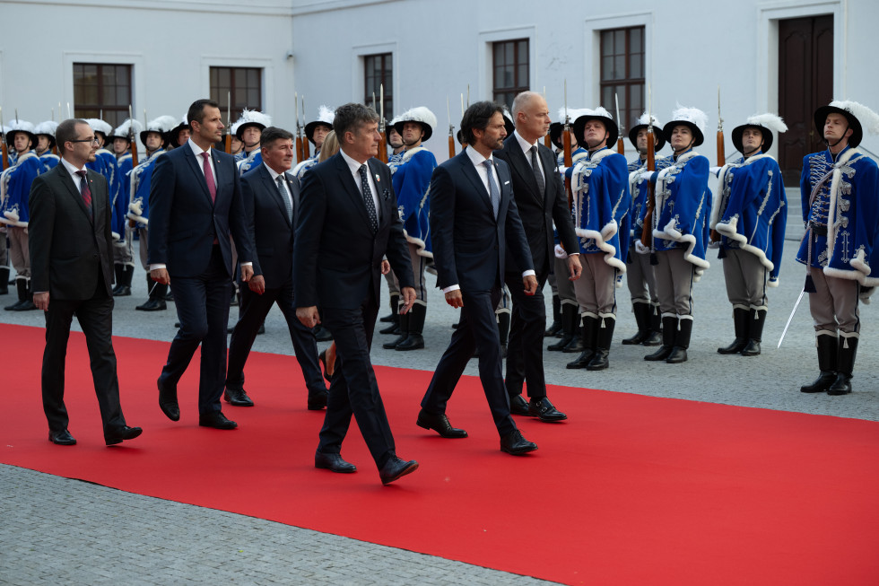 Ministri držav članic CEDC hodijo po rdeči preprogi ob postrojeni častni četi