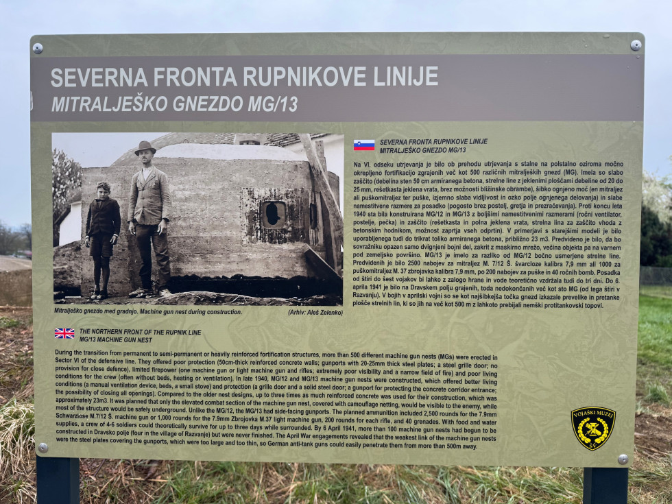 Informativna tabla s sliko in besedili v slovenskem ter angleškem jeziku