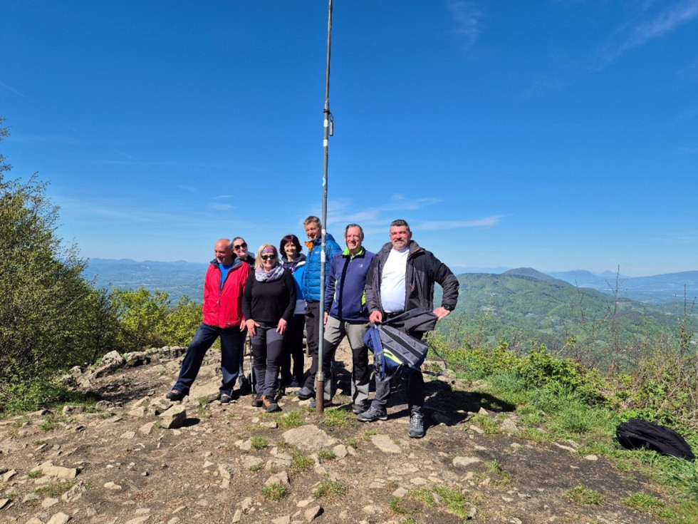 Skupinska fotografija udeležencev na vrhu Donačke gore