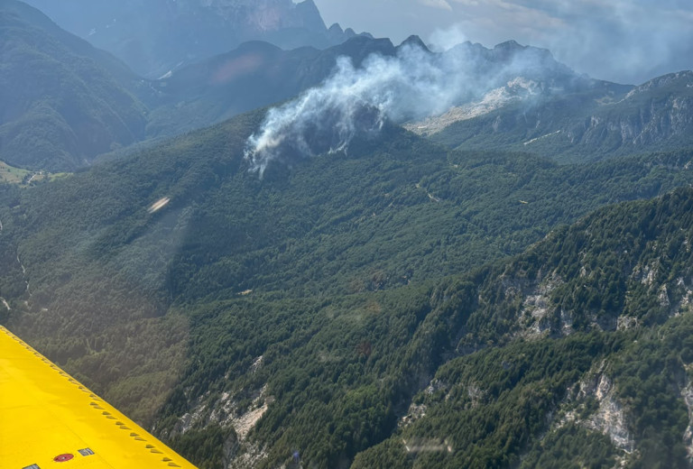 Požar na Bovškem: uspešna zračna in kopenska intervencija