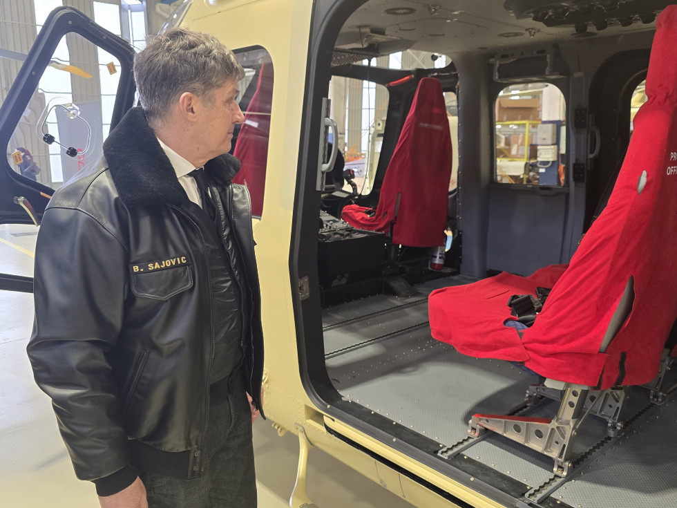 Minister si ogleduje helikopter med montažo