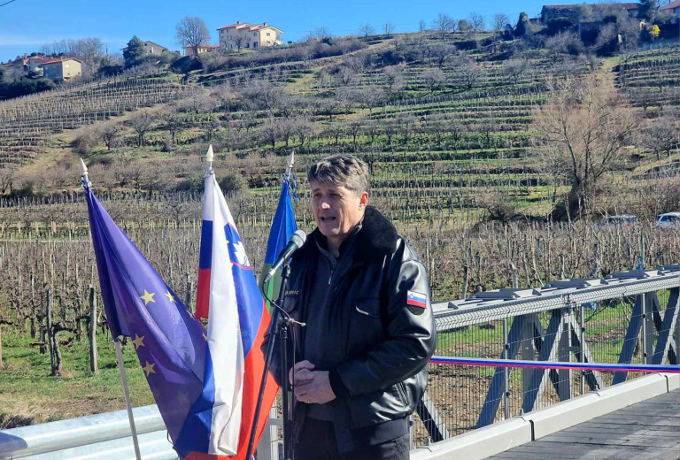 V Snežečah v Goriških brdih postavljen vojaški montažni most