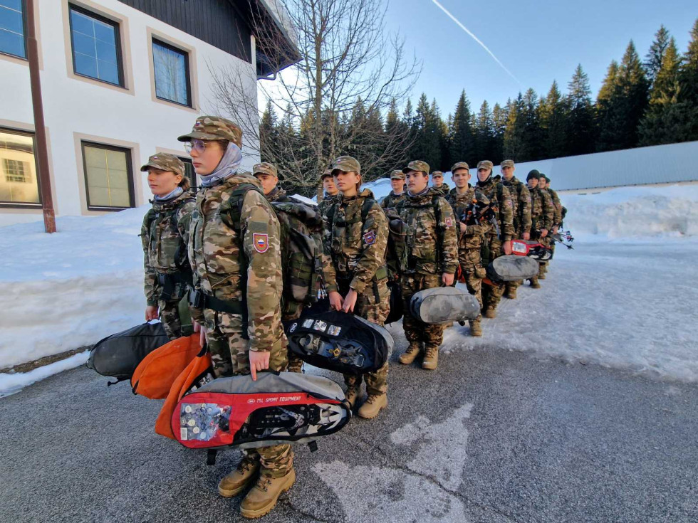 Dijaki v uniformah Slovenske vojske, z opremo za sneg stojijo v vrstah pred pohodom
