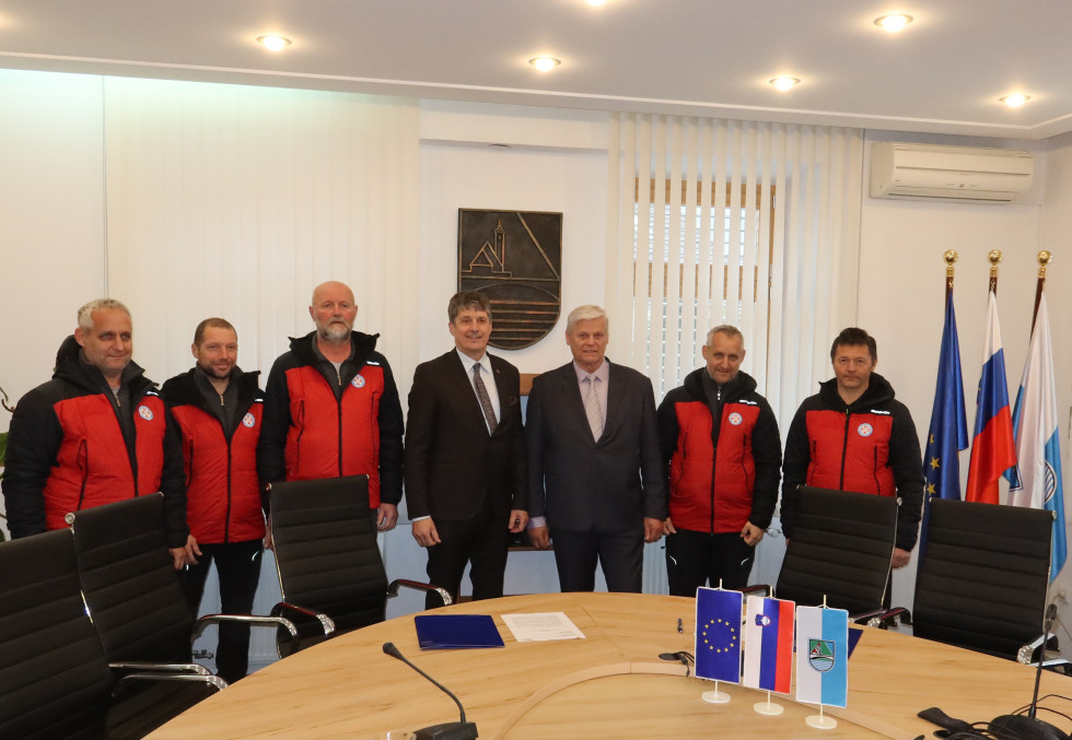 Skupinska fotografija ministra, župana in gorskih reševalcev