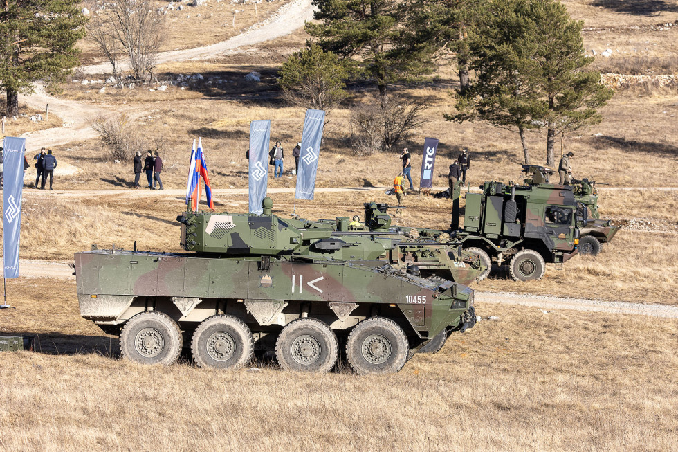 Oklepna vozila Slovenske vojske so razporejena na poligonu na Počku  