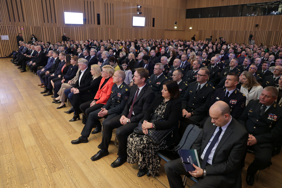 Pogled na zbrano občinstvo, ki sedi v dvorani.