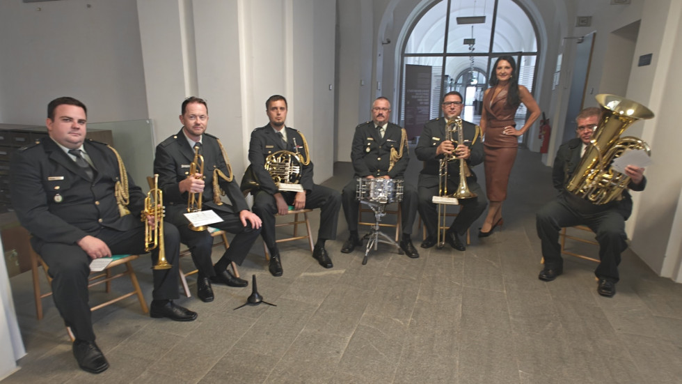 Godalni kvintet orkestra Slovenske vojske na otvoritvi razstave