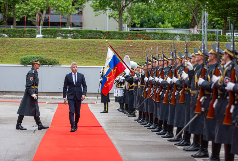 Posle obrambnega ministra je prevzel mag. Valentin Hajdinjak