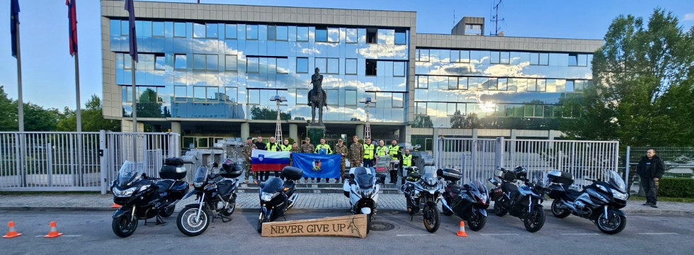 Skupinska fotografija članov motoristične sekcije pred stavbo Ministrstva za obrambo