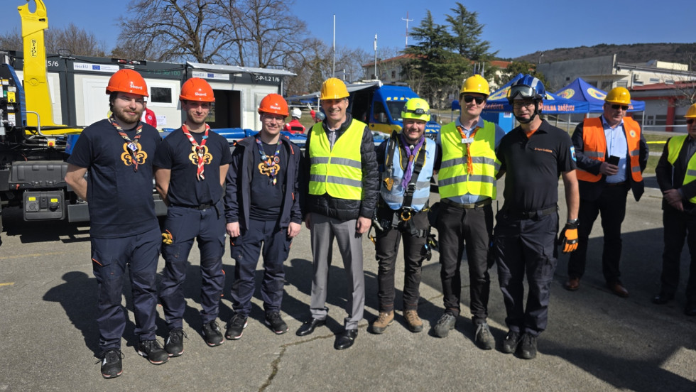 Skupinska fotografija ministra, direktorja in izvajalcev del v Sežani