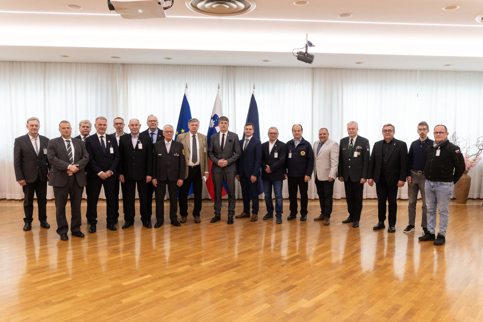 Skupinska fotografija ministra in podpisnikov pogodb