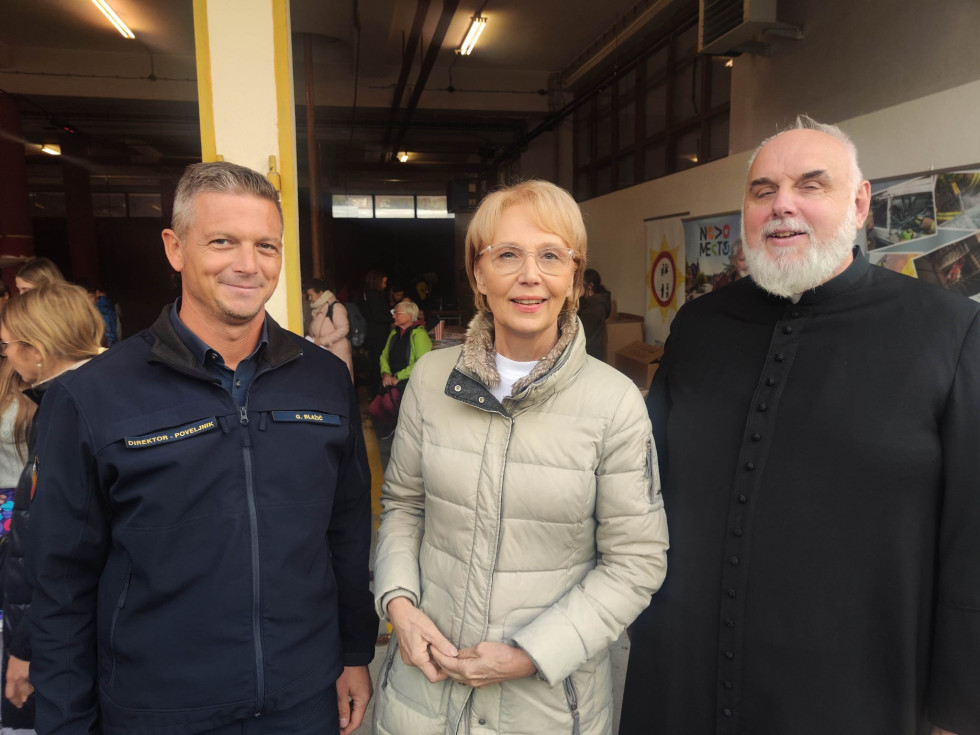 Sekretarka, župan in predstavnik civilne zaščite na slovesnosti v Novem mestu