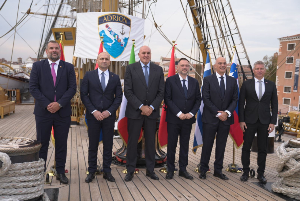 Skupinska fotografija ministrov na ladji Amerigo Vespucci