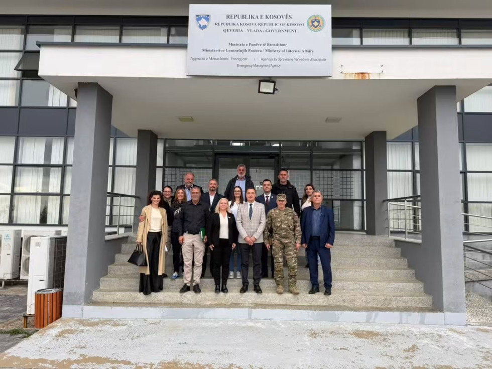 Skupinska fotografija udeležencev pred stavbo ministrstva na Kosovu