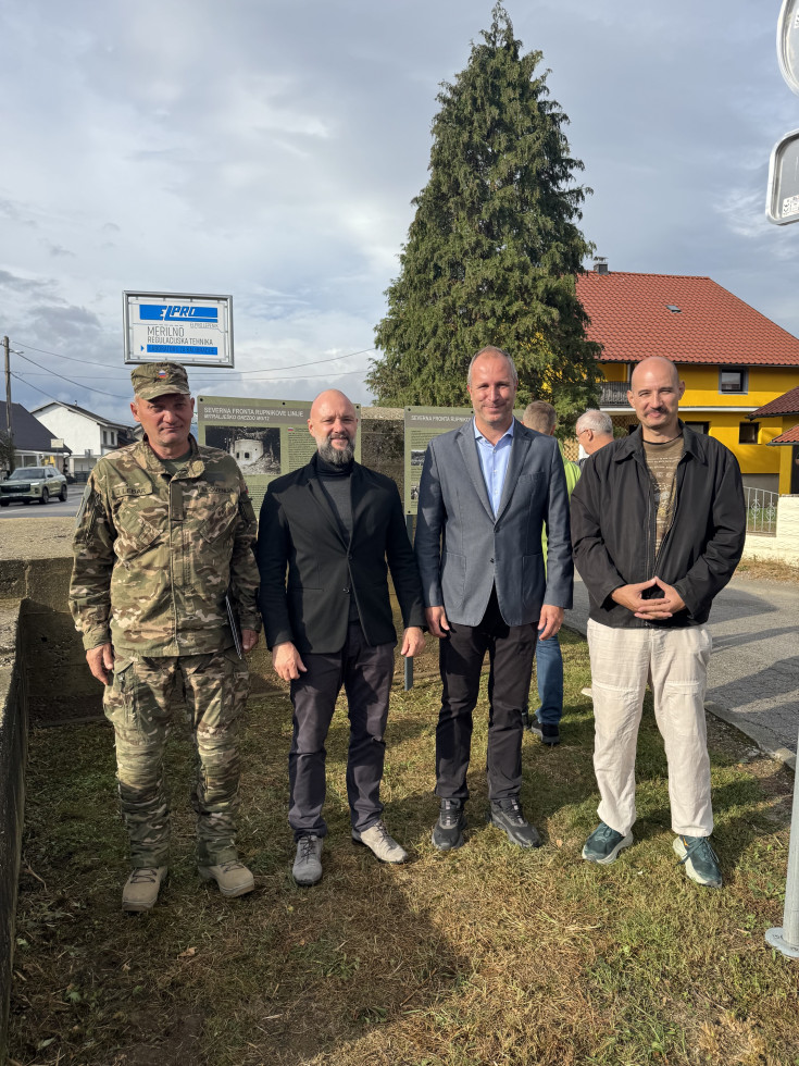Skupinska fotografija župana in predstavnikov vojaškega muzeja ob novih tablah