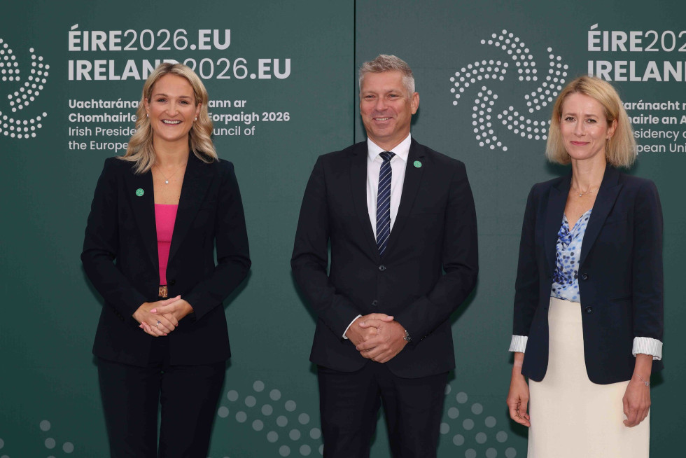 Minister pred zasedanjem z irsko obrambno ministrico in visoko predstavnico EU za zunanje zadeve in varnostno politiko. Za njimi je moder pano z logom irskega predsedovanja Evropski komisiji
